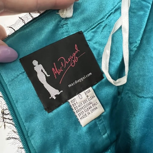 Mac Duggal Prom Dress size 0, Peacock, with sweetheart neckline and sidesplit - Picture 5 of 7